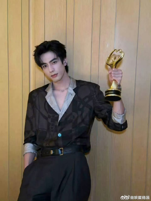 张碧晨和宋威龙在2026微博之夜的“完形填空”式合唱，具体是怎么唱的？