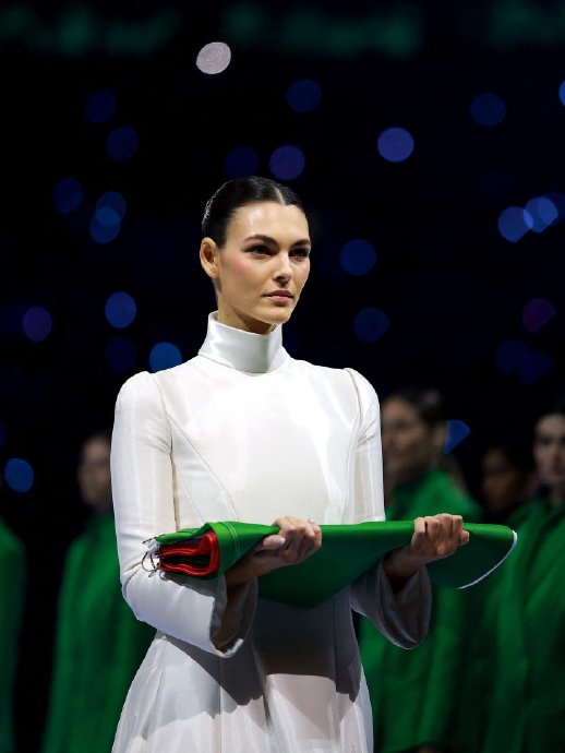 莱昂纳多女友维托利亚惊艳冬奥！超模国旗手打破25岁爱情魔咒