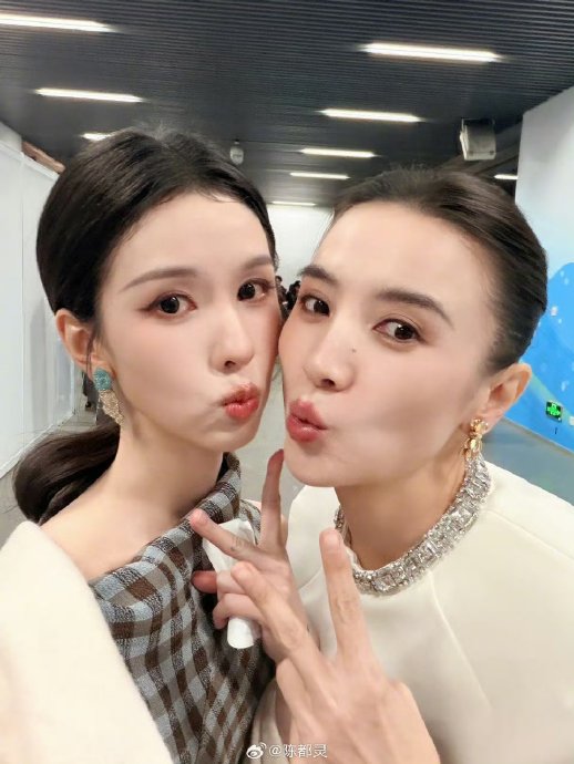 陈都灵在活动中遇到偶像宋佳时的害羞表现具体是怎样的？