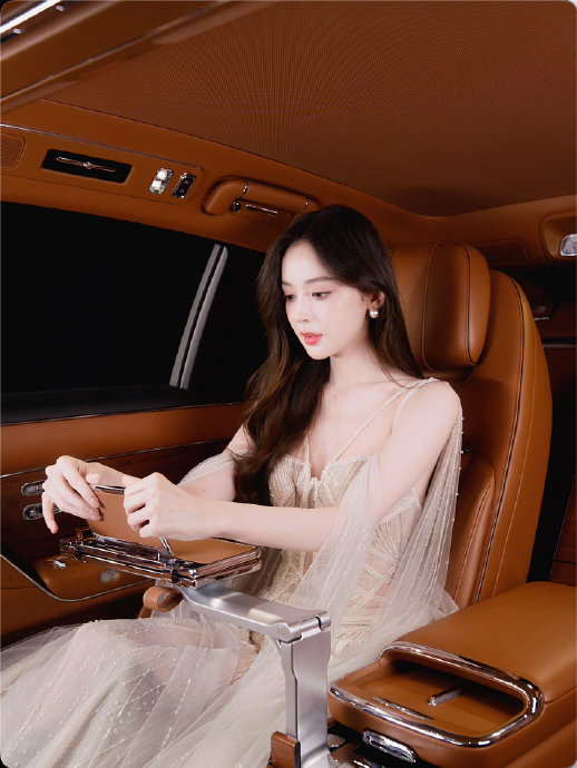 娜扎尊界S800红毯演绎马到成功灯语