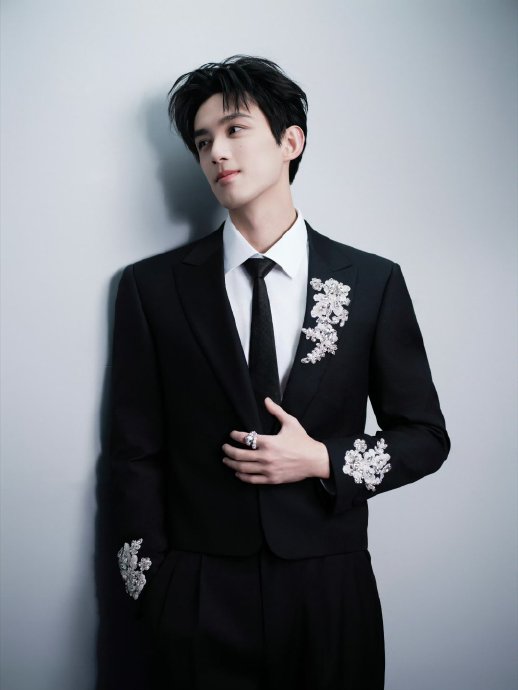 吴磊在网络视听盛典上的《被荧幕点亮的日子》舞台具体是什么样的？