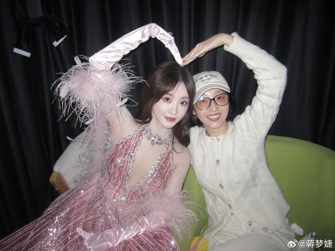 蒋梦婕在合照配文中提到‘为了保护祝祝的美貌’有什么具体故事吗？