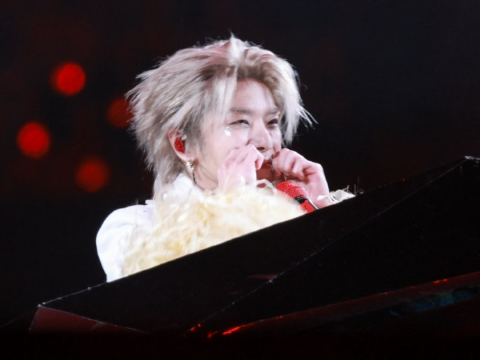 华晨宇35岁最后一吻引爆深圳演唱会！害羞捂脸自嘲：我真会啊