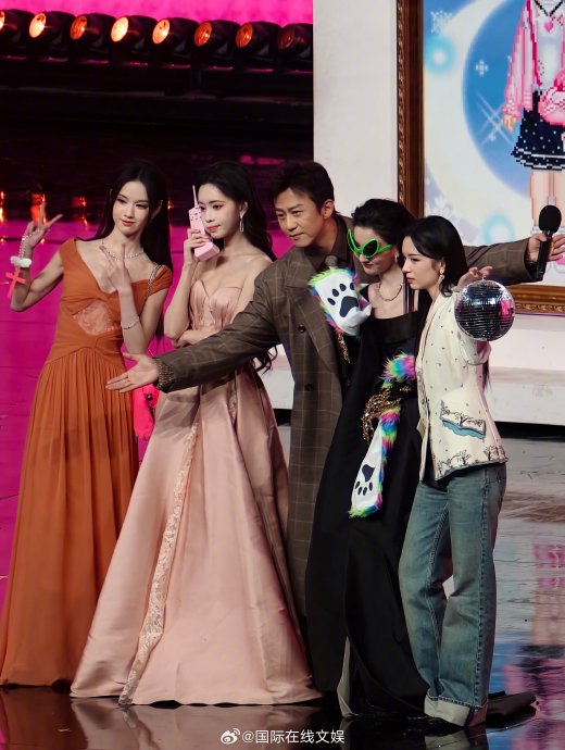 陈都灵在微博之夜后台具体是如何描述邓超与她‘尬聊’的细节的？