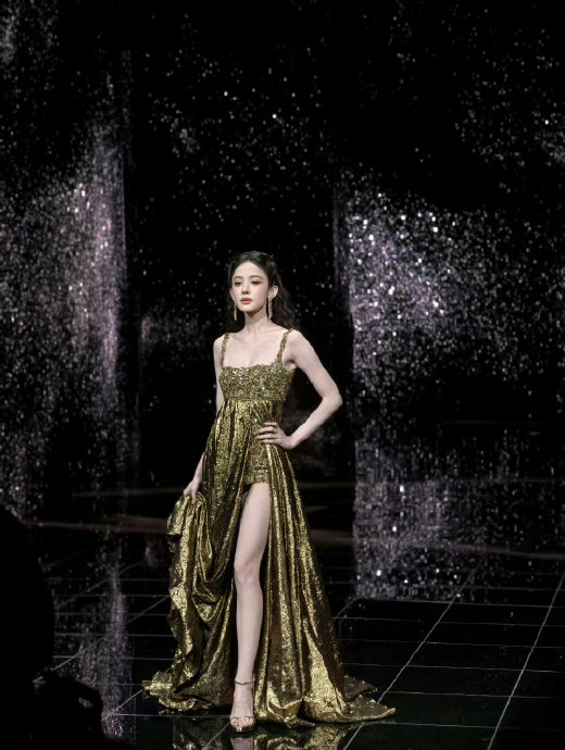 微博之夜娜扎摔倒的具体过程是怎样的？她本人伤势如何？