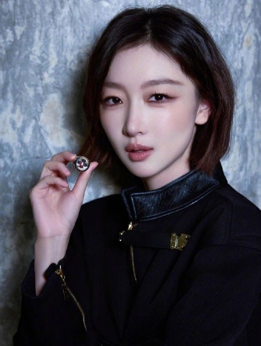 关于周冬雨的化妆技巧和造型师争议，各方有何看法？