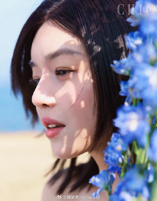 陈妍希在生活中是如何将母性光辉与事业平衡的？