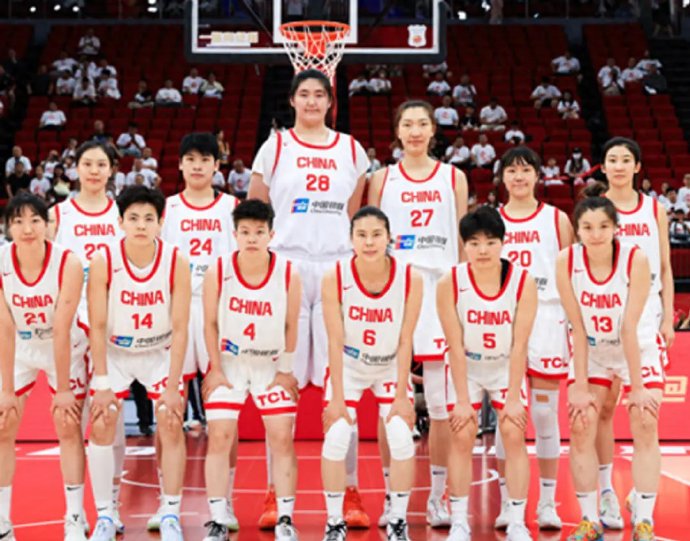 中国女篮新秀张子宇在热身赛中具体表现如何？