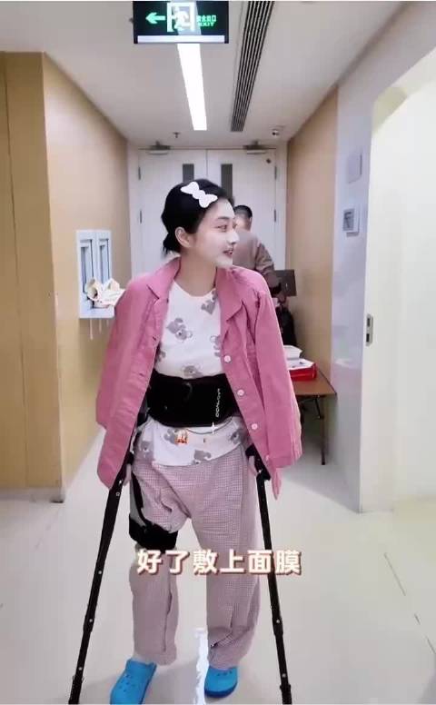 景甜被拍捂肚出商场，工作室暂未回应