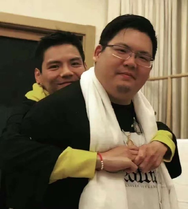 向佐在节目中具体如何描述父母光环带来的压力？