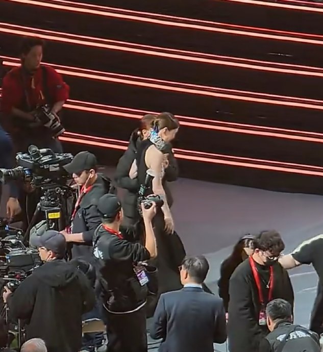 佘诗曼在2026年微博之夜颁奖现场摔倒的具体情况是怎样的？