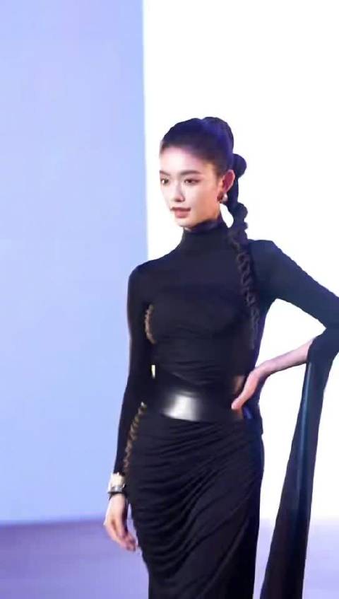 林允穿黑色紧身裙展曼妙身姿