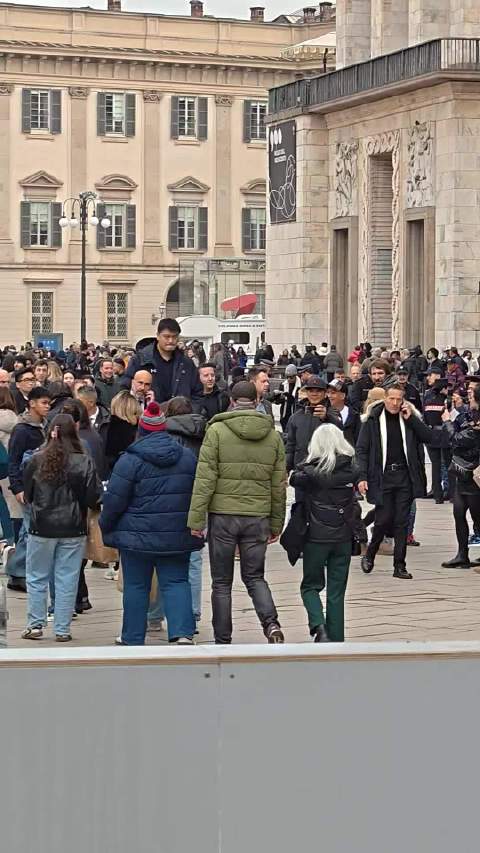 米兰大教堂前人潮涌动，但都挡不住姚明的出众，他真的太高了