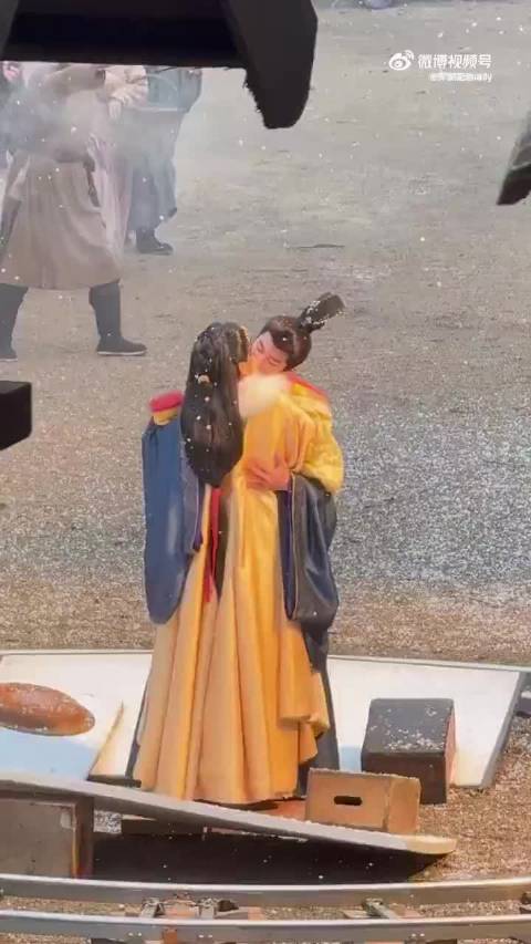 田曦薇、闫桉《嫁金钗》吻戏路透