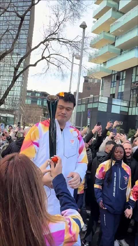 姚明 米兰冬奥会火炬传递，现场聚集大量粉丝
