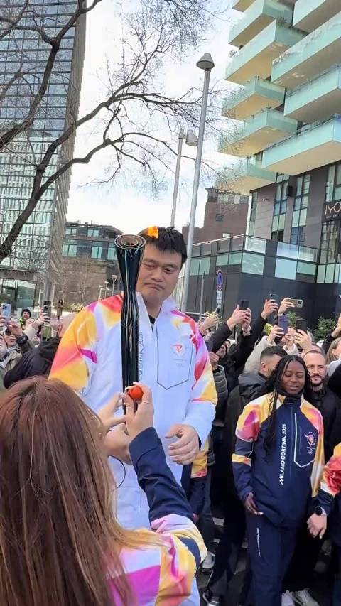 姚明低调传递冬奥火炬，无保镖开路显亲民