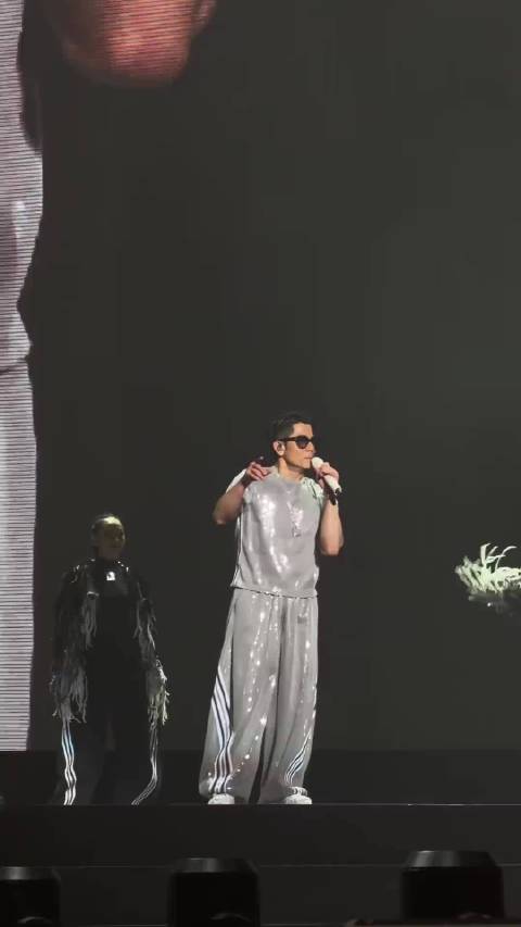 郭富城宽松造型引热议，鲨鱼舞吸睛