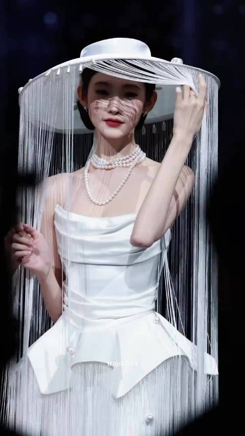 张艺凡卢昱晓造型师获赞，张艺凡176cm腕线过裆比例惊艳