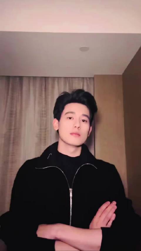 感觉小胡真的是越来越帅了，同时也越来越成熟了