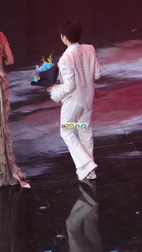 周深好心好意扶容祖儿下台阶，却被有些网友恶搞成打吊瓶