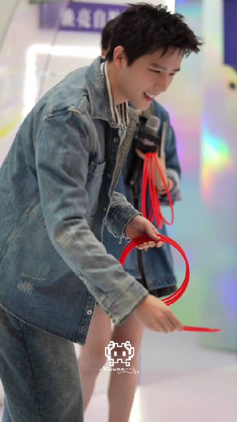 way 零下三十七度，我呵出的白雾在空气里结晶，像一封没寄出的信，悬而未决