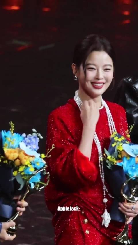 辛芷蕾威尼斯影后同框新生代梓渝，温柔互动引网友点赞