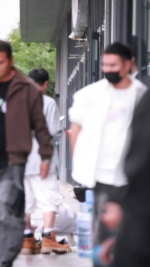 周柯宇粉丝超话发文，赞其事业发光发热