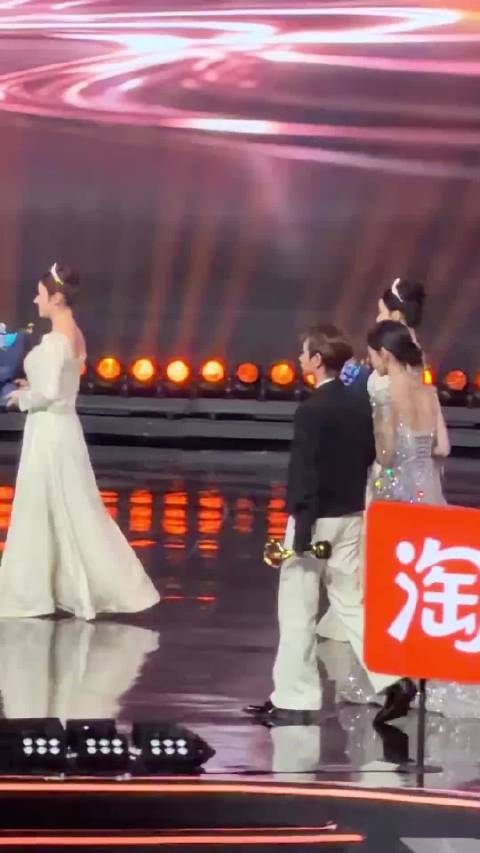 佘诗曼娜扎大麦总裁接连摔倒，微博之夜场地引质疑