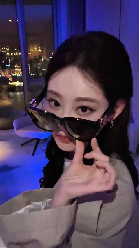 好喜欢祝绪丹这个视频的色调，我感觉很有质感，主要是五官也很给力！