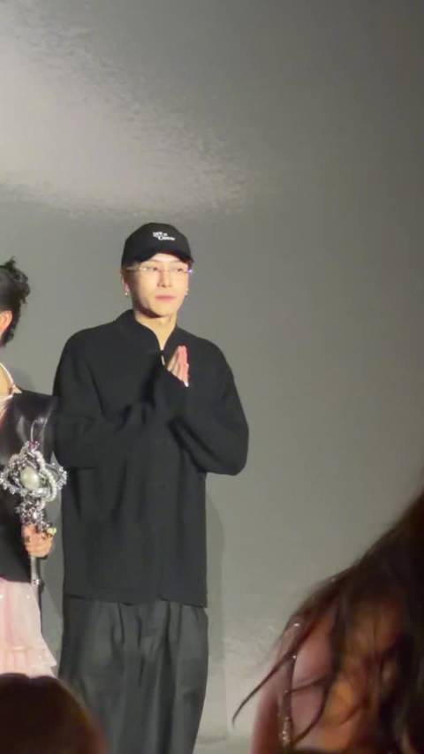 王嘉尔任微博年会创意总监现场指导成果亮眼