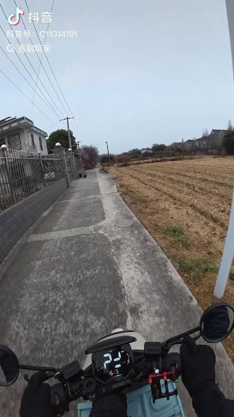 我以为你会用摩托车反追，哪知道请了帮手