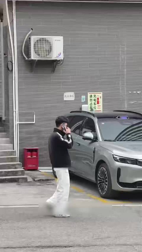 之前有大佬说自家产品就是个披着汽车外衣的机器人