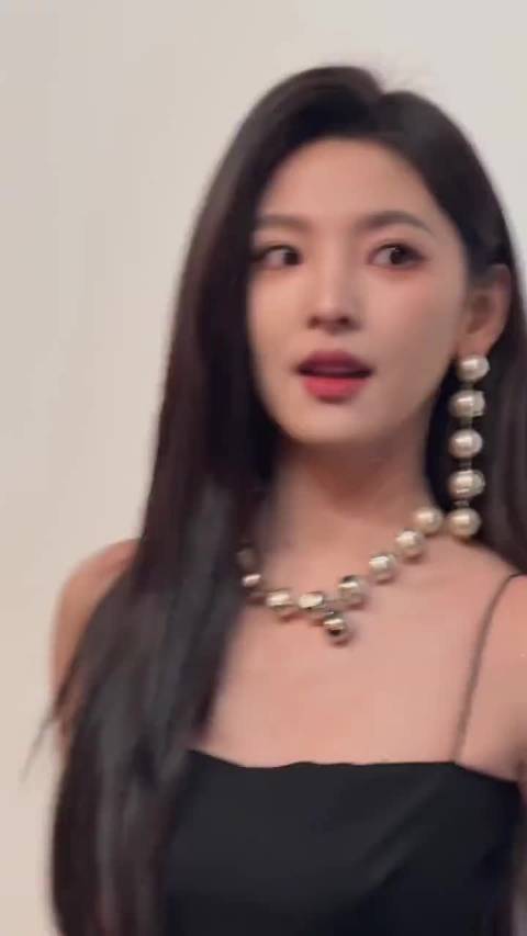 这珍珠配饰把脸显得更精致了，不但能清纯，也能高级