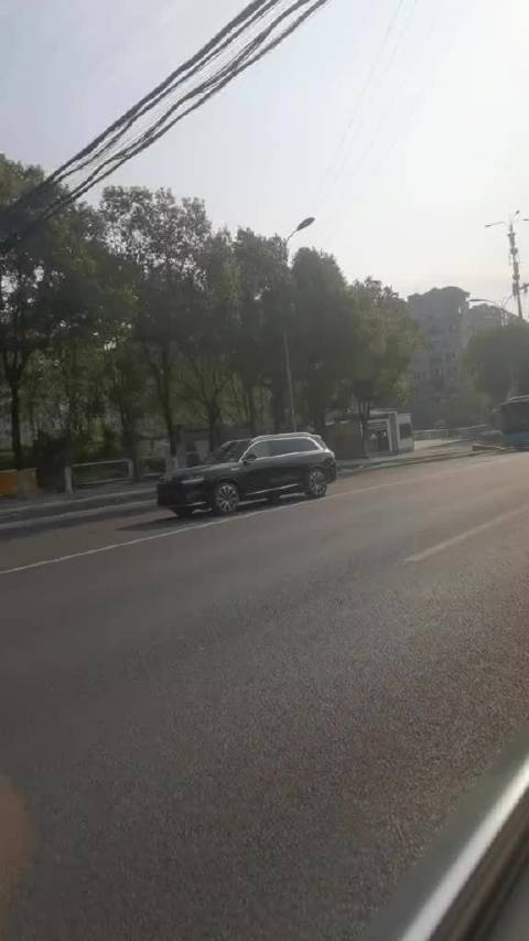 M9上市时无AI质疑，网友调侃轮毂问题