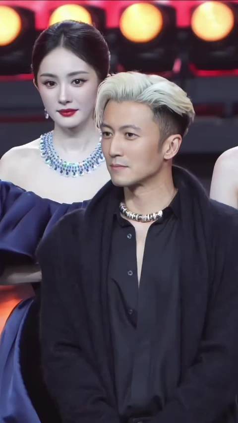 杨幂见偶像谢霆锋害羞捂嘴，闺蜜揭秘追星往事