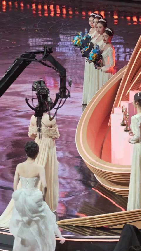 邓超为女艺人们颁奖孟子义 宋轶