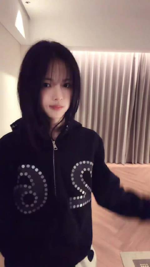 杨超越这个脸也太小了吧，真的好羡慕啊，看到的时候完全让人眼前一亮