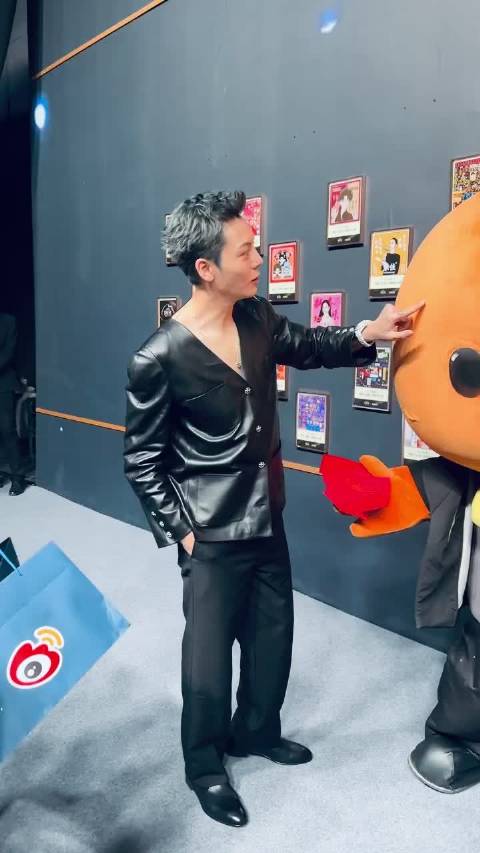 陈伟霆微博之夜后台与宝儿互动引关注