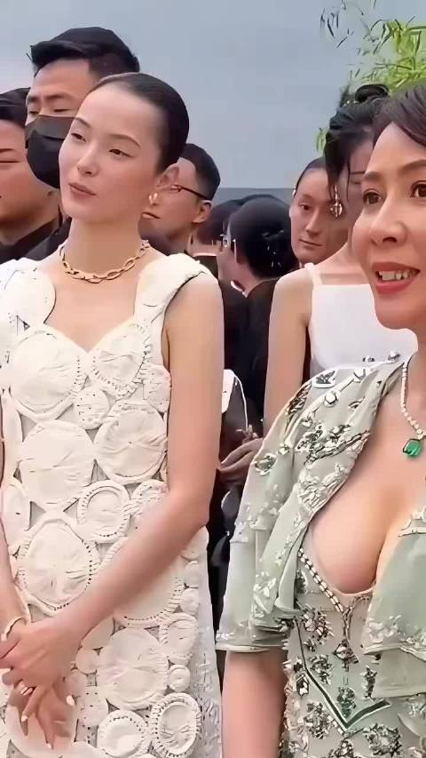 60岁刘嘉玲出席活动身材火辣状态佳