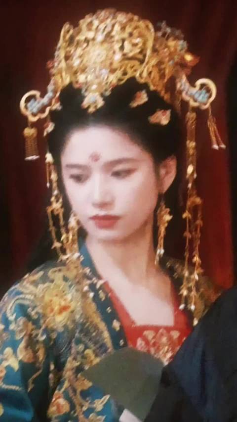 西域风格的古装造型似乎更适合张婧仪