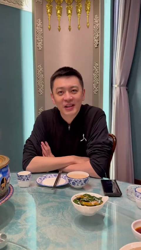 大晚上的，看了一个杨鸣的“吃播”vlog