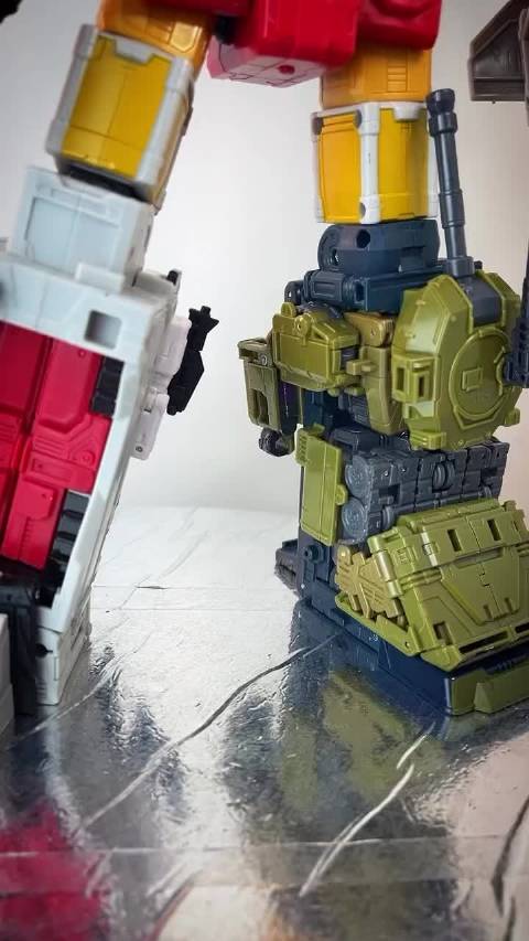 天尊世代 / 领袖纪元 V级 经天纬 合体形态 实物图