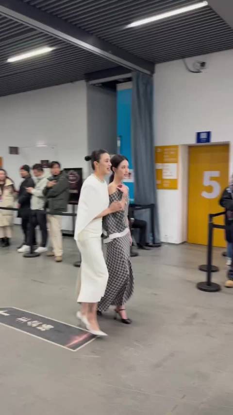 微博之夜还有新东西！宋佳陈都灵后台挽着胳膊走路