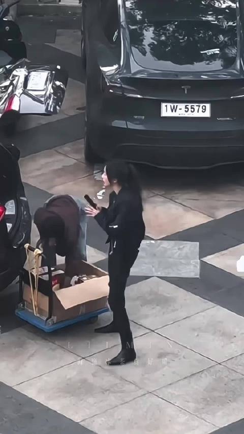 杨幂、万茜末路狂欢 路透 幂姐的腿好长啊