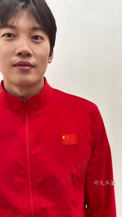 这个视频萌哭了 就这样呆呆萌萌的滴溜转比葡萄还大的眼睛 烤兔丝