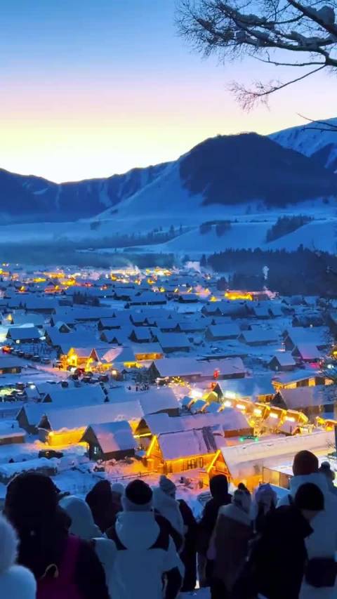 新疆阿勒泰零下16度冰雪游，禾木泼水成冰邂逅极光