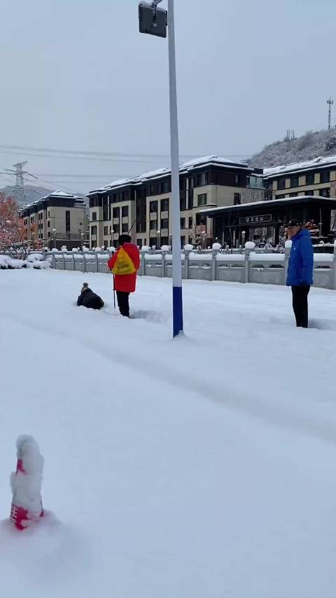 这是哪家的“雪地四驱车”没充电？
