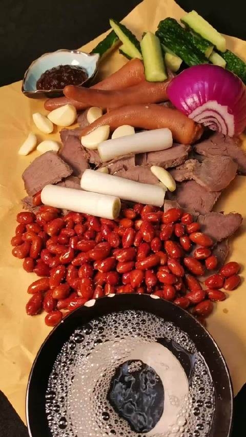 深夜食堂开张：炖一锅软糯入味的牛肉猪尾巴，暖心暖胃小酌几杯刚刚好