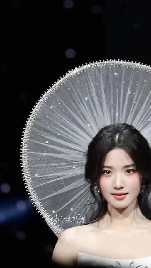 巧笑倩兮，美目盼兮！此女简直美神降临，像月亮一样柔柔淡淡的美，好温柔