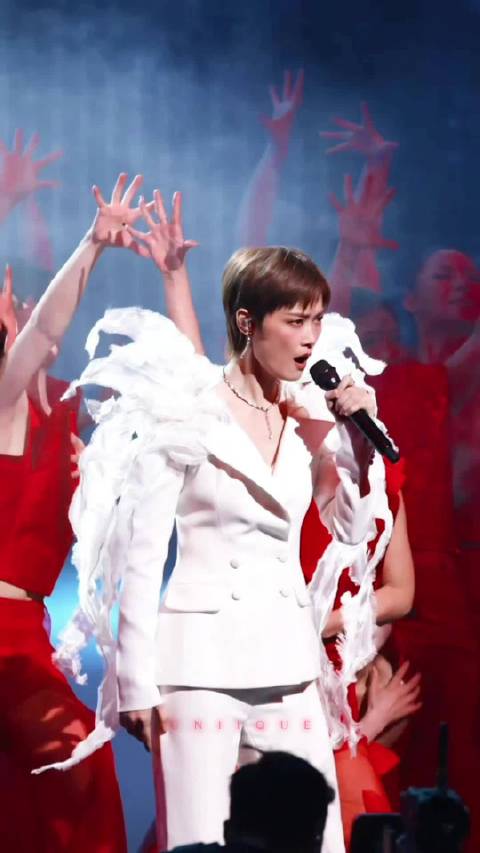 李宇春冬泳压轴舞台视频曝光，主包剪踩点视频自赏